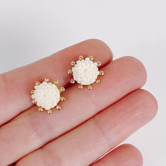 Vintage 1950s Thermoset White Floral Gold Tone Stud Earrings Petite Mid Century - Picture 4 of 10